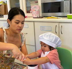 Allie enjoyed cooking class with her mummy today.