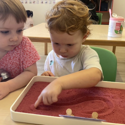 Edwina and Rosie are learning how to draw a circle!