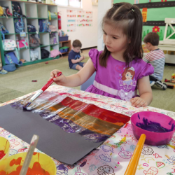 Creative hands at work! Sophie is exploring colours through bold brushstrokes🎨🖌️