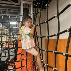 Eden’s super strong grip on the rope, moving up Smoothly. 