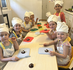 Busy bees had a fun and spooky cookery session .