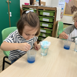 Victoire & Sol are having fun with a rain cloud experiment.